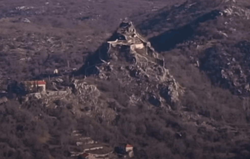 POŽAR U KUČIMA: Vetar raznosi vatru, ugrožene kuće (VIDEO) 